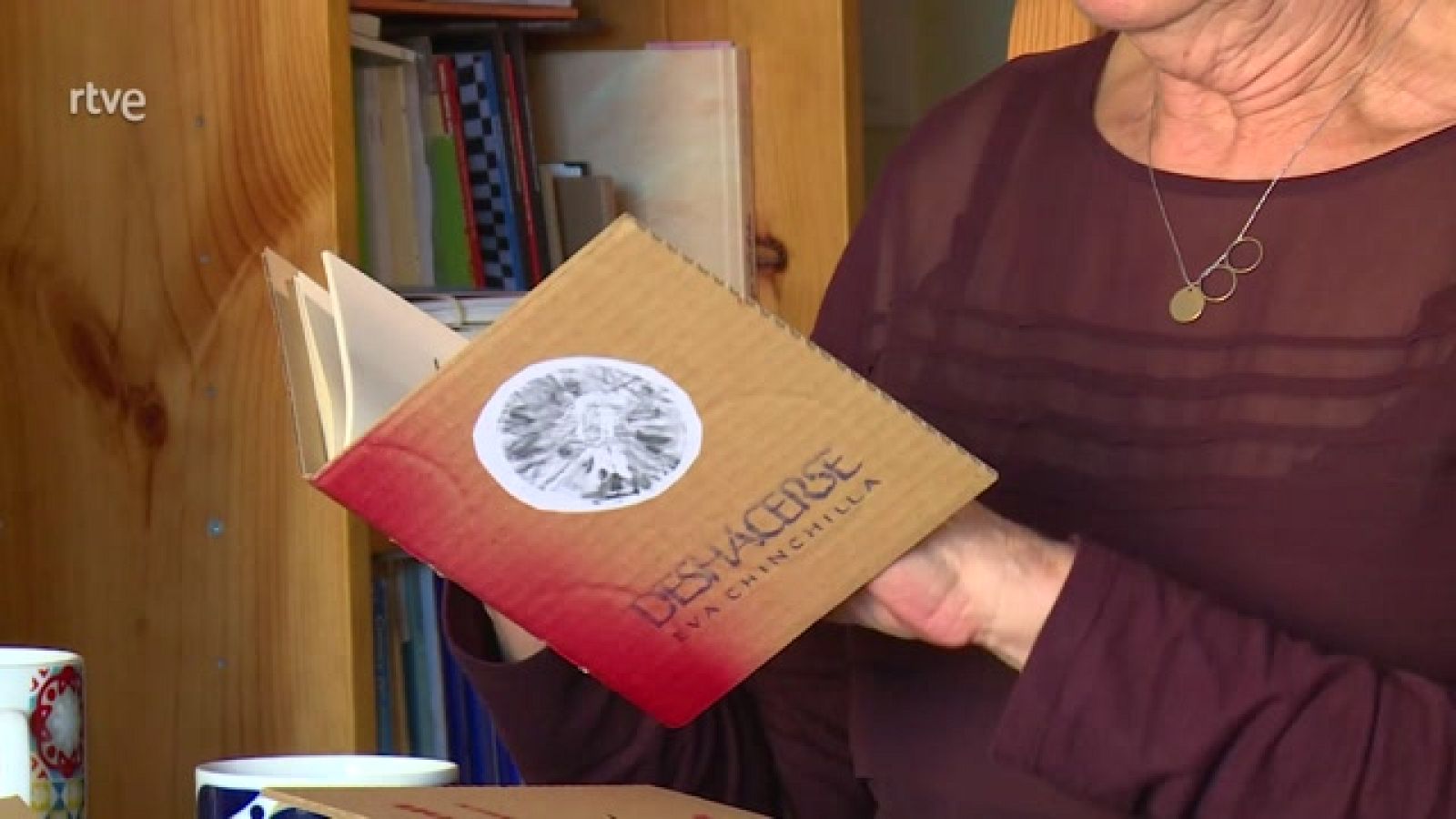 Editoriales cartoneras: libros artesanales realizados de una manera artesanal y sostenible.