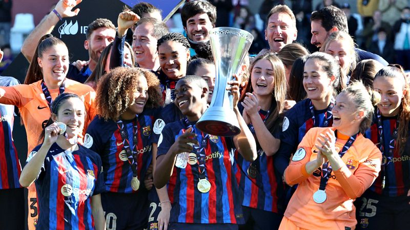 La entrega de medallas tras la Supercopa femenina