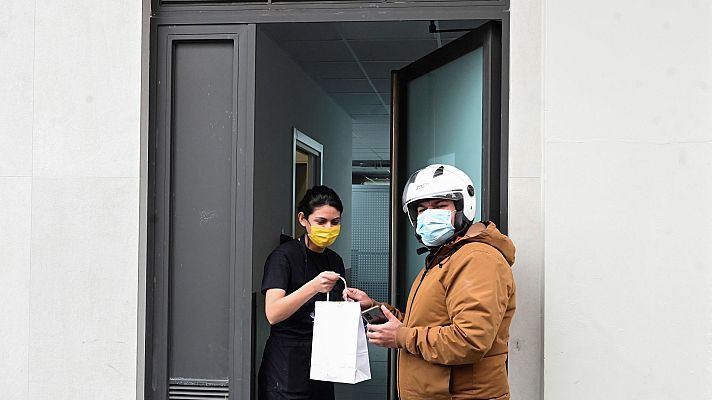 Telediario 2 - El Ayuntamiento de Barcelona intenta regular las "cocinas y supermercados fantasma"