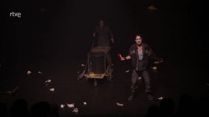 'Los despiertos' es el último montaje teatral del director gaditano, José Troncoso. Cuenta la historia de tres barrenderos que, noche tras noche, además de recoger lo que nosotros desechamos, comparten sus miedos, inseguridades e incertidumbres.