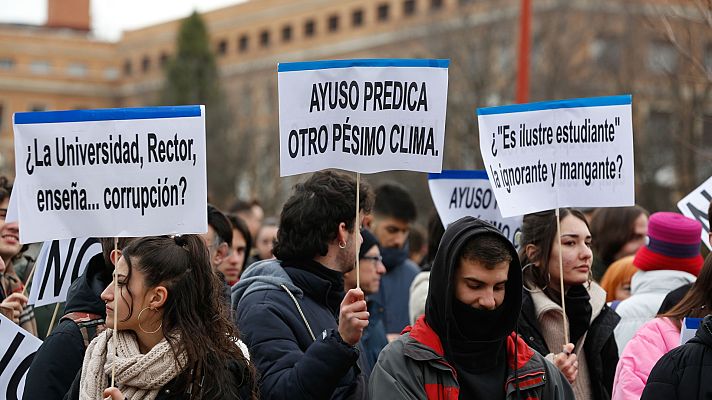 Telediario 1 - Decenas de jóvenes protestan contra Ayuso en la Complutense: "Fuera fascistas, las ilustres están fuera"