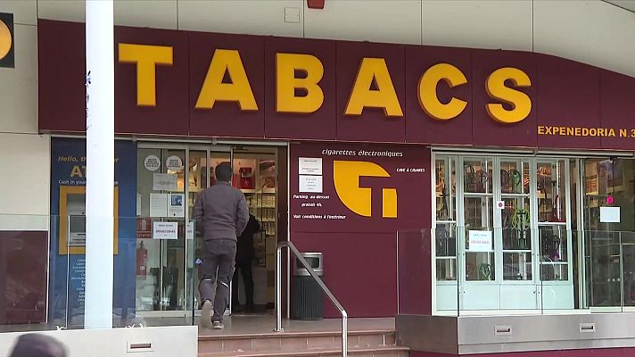 Telediario 1 - Cientos de franceses cruzan la frontera para comprar tabaco en La Jonquera, Girona