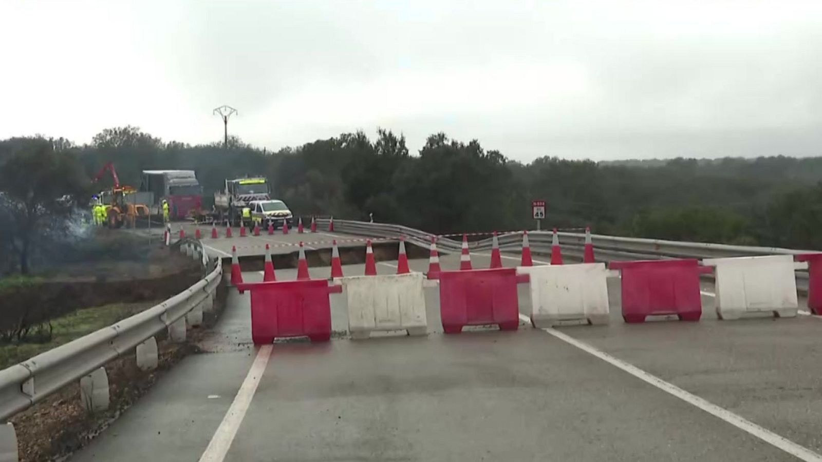 Cortada la carretera entre Cáceres y Badajoz: el socavón causado por las lluvias no ha sido reparado - Ver ahora