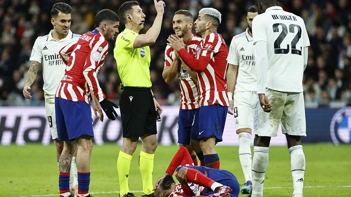 Copa del Rey - La falta de Ceballos en la que los jugadores del Atlético reclamaron su segunda amarilla