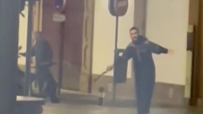 Informativo 24h - Así fue el momento en el que el detenido por el ataque de Algeciras paseó por la calle con el arma