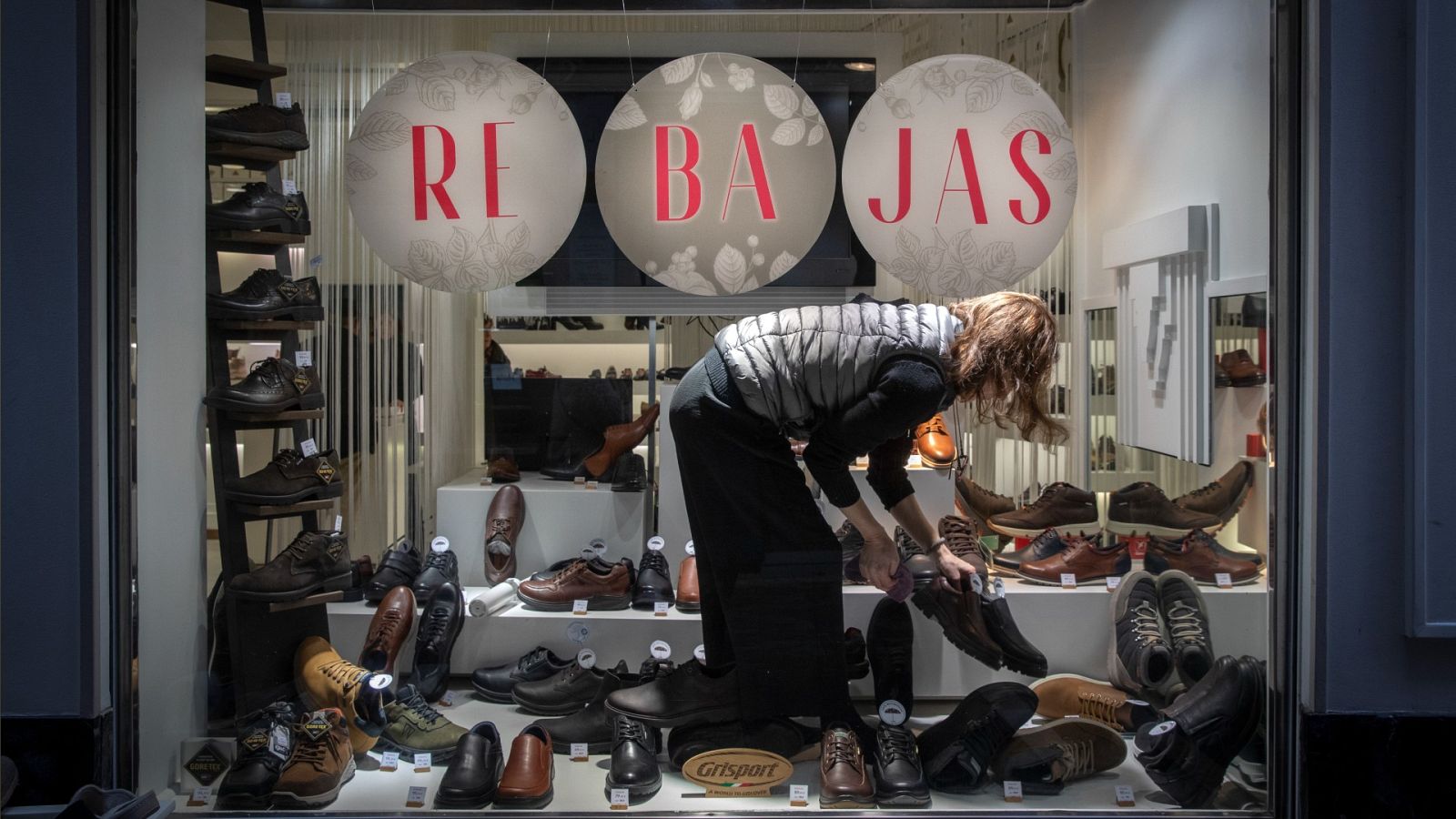 A pesar de la inflación, la temporada de rebajas ha conseguido salir adelante y uno de cada tres consumidores ha comprado algo, aunque el sector reconoce que los descuentos han sido menores por el incremento de costes.