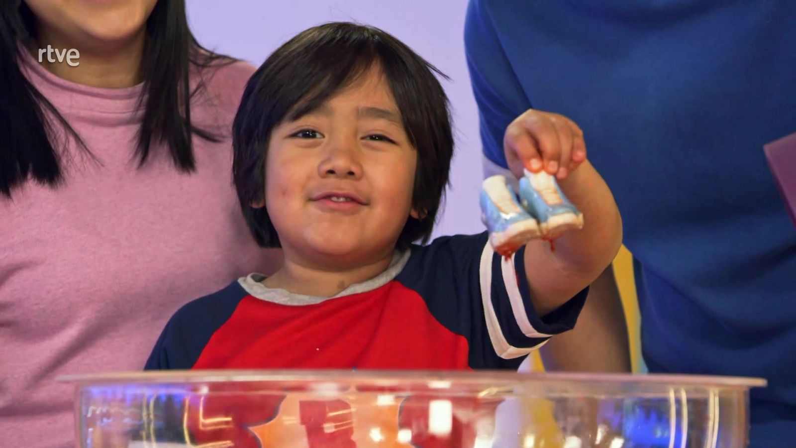 El empapado compañero de juegos de Ryan - Los compañeros de juego de Ryan | Ver