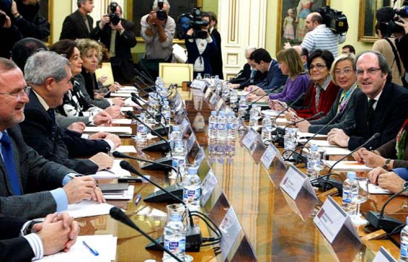 Telediario 2 en cuatro minutos - 27/01/10 | Ver