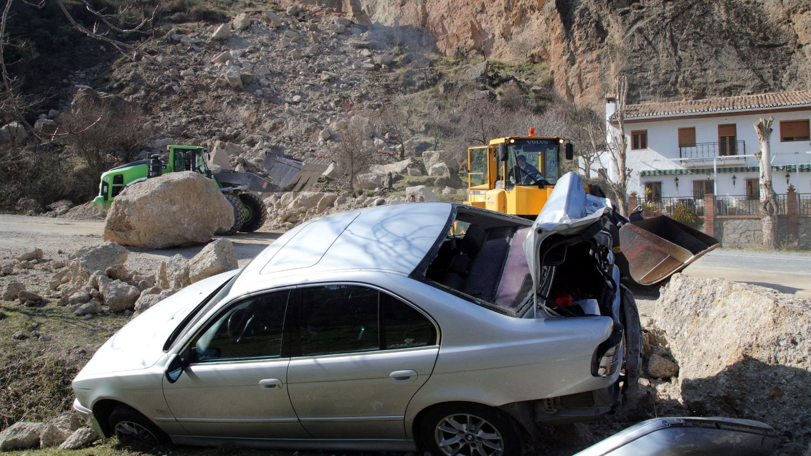 Ocho personas heridas tras un desprendimiento de rocas sobre la carretera de Sierra Nevada, Granada - Ver ahora