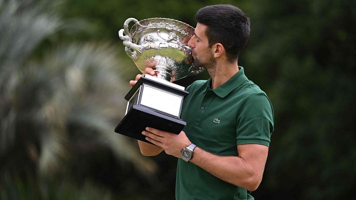 Telediario 1 - Djokovic posa con el trofeo del Open de Australia y recupera el Nº1 del mundo