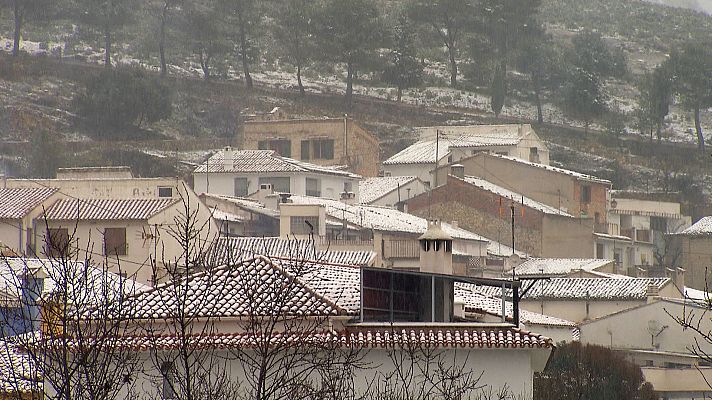 L'informatiu - Comunitat Valenciana - La neu pinta de blanc les comarques de l'interior nord d'Alacant