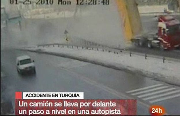  - Un camión se lleva un paso a nivel