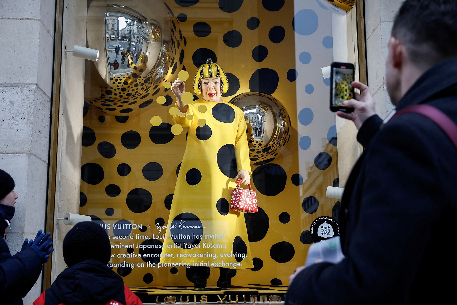 París rinde homenaje a la artista Yoyaoi Kusama con una escultura