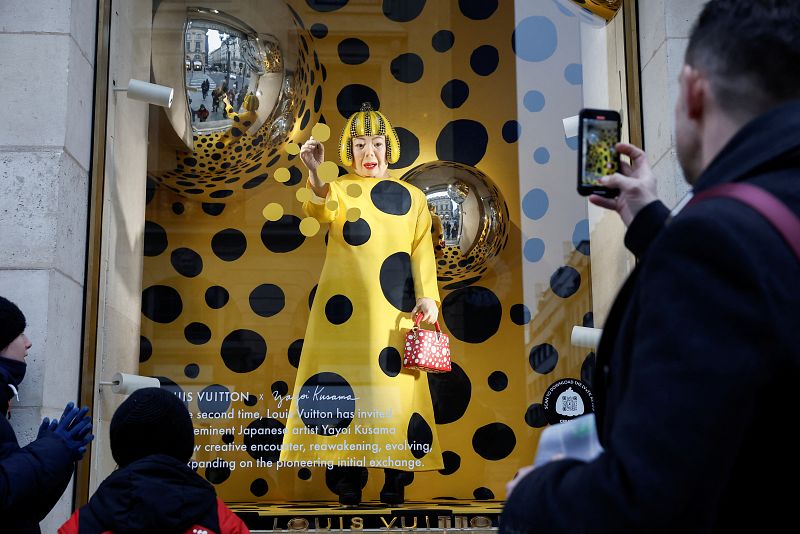París rinde homenaje a la artista Yoyaoi Kusama con una escultura | Ver