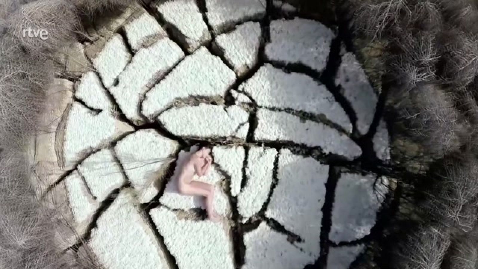 En esta entrega de Boek visual nos acercamos a la obra del artista Nacho Arantegui, quien diseña y dirige experiencias artísticas en espacios naturales.