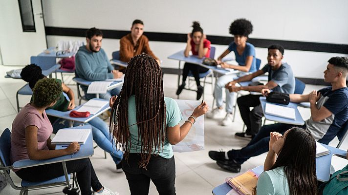Telediario 1 - Las principales preocupaciones de los adolescentes