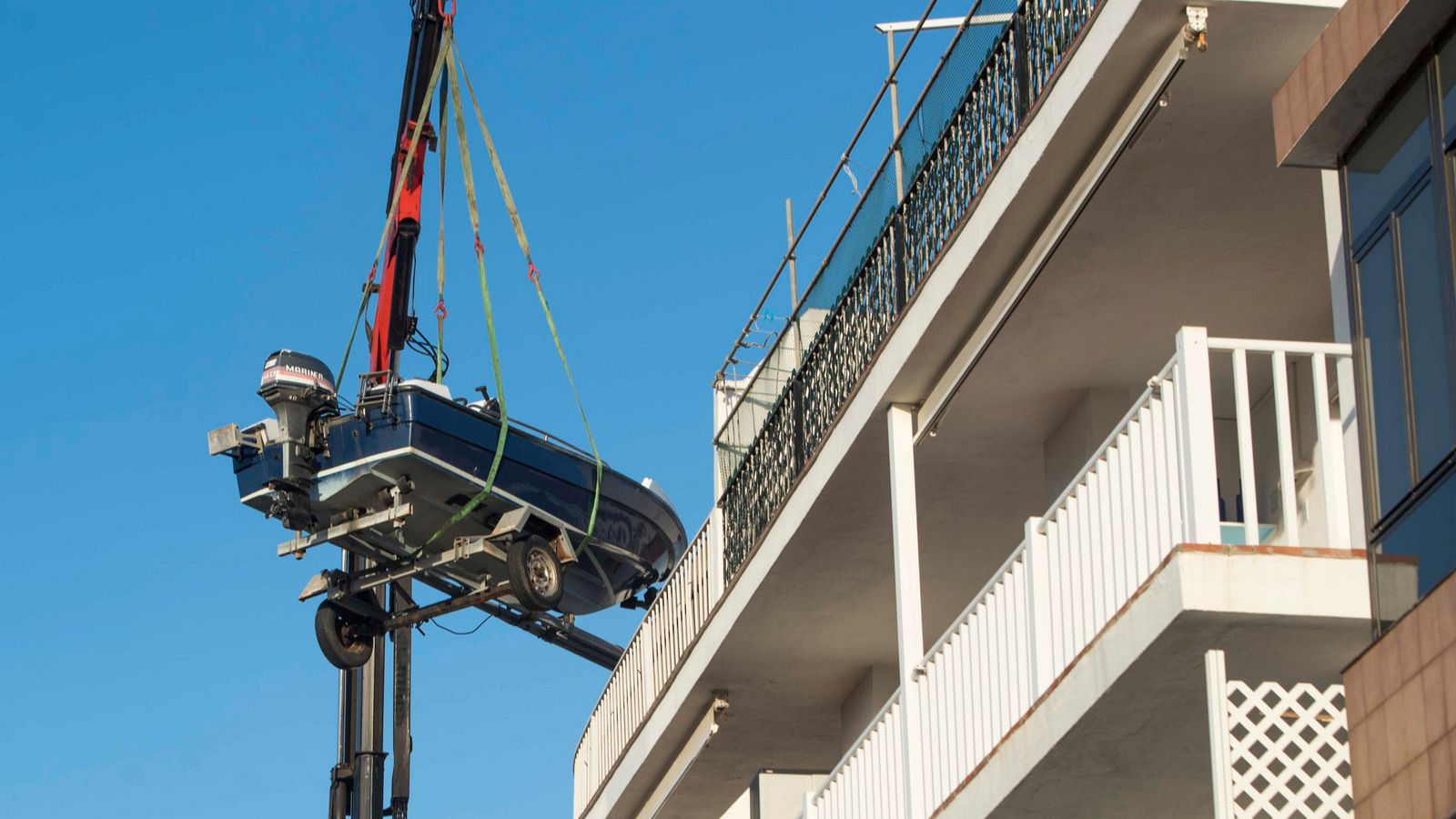 Un vecino de Castell sube su barca al tejado para ahorrarse pagar un amarre