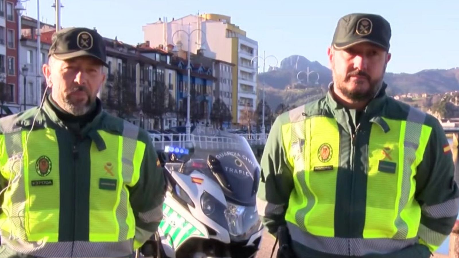 Dos agentes salvan la vida de una mujer al practicarle una RCP hasta que llegó la ambulancia - Ver ahora