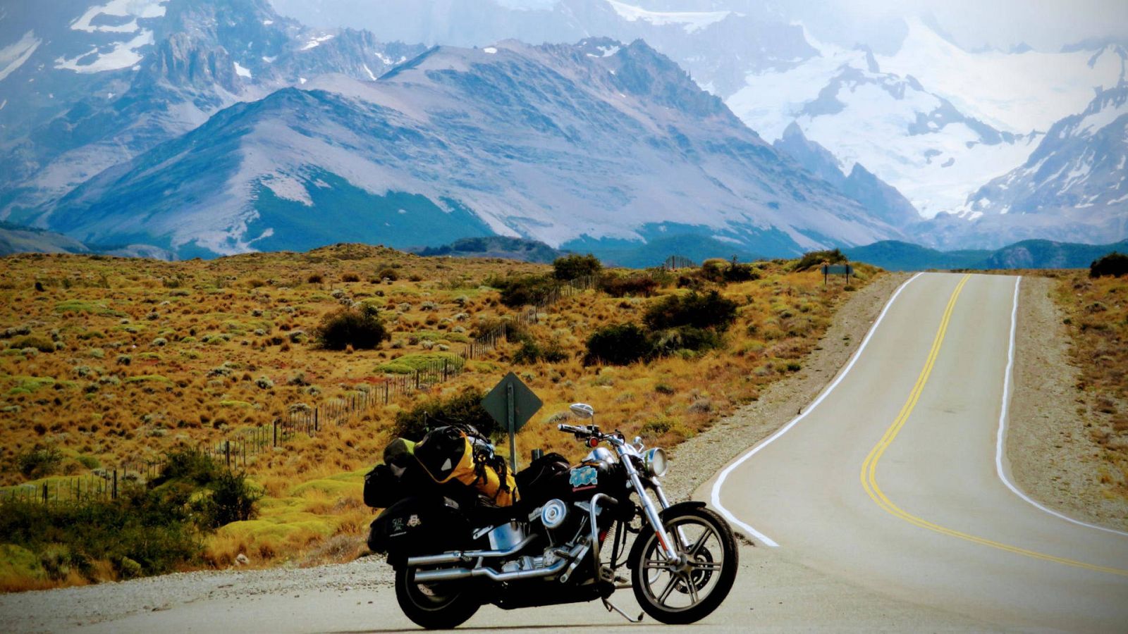 El reto de ir en moto de Ushuaia a Alaska se topa con la burocracia de Perú -- Ver ahora