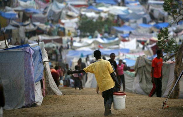  - Refugiados en un campo de golf