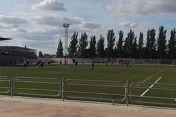 Telediario Matinal - Un jugador del CD Madridejos, de 20 años, muere mientras jugaba un partido