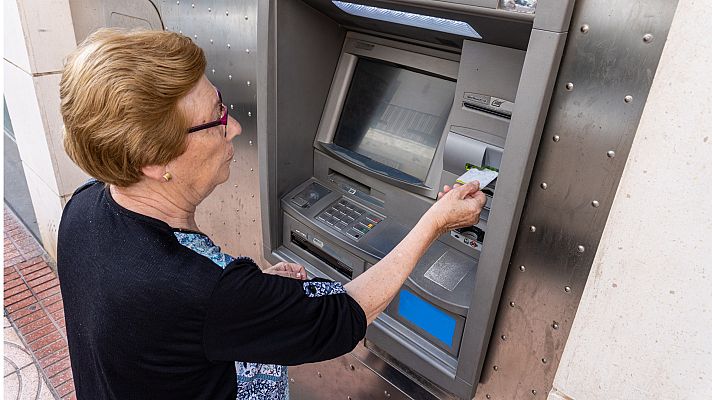 Telediario 1 - Un pueblo de Cádiz estrena cajero tras 27 años esperando