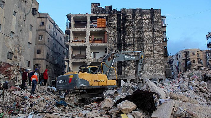 Informativo 24h - Las labores de rescate contrarreloj han seguido por la noche con temperaturas bajo cero