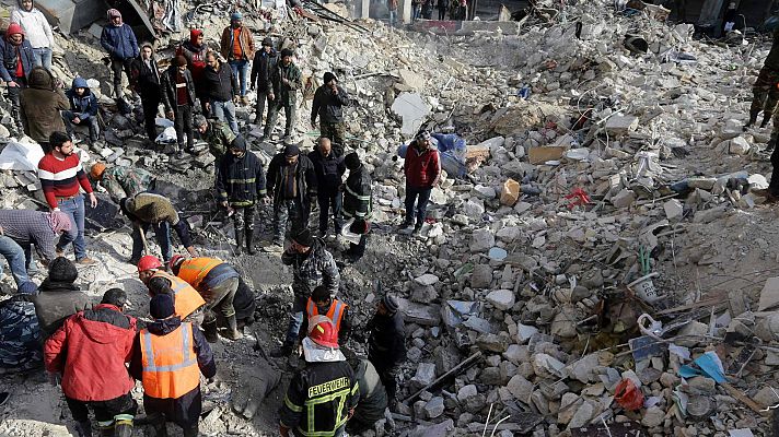 Informativo 24h - Más de 8.000 personas rescatadas con vida entre los escombros tras el terremoto en Turquía