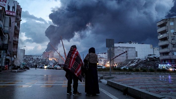 Telediario 1 - Los servicios de emergencia siguen buscando supervivientes después de los seísmos que dejan más de 5.000 muertos