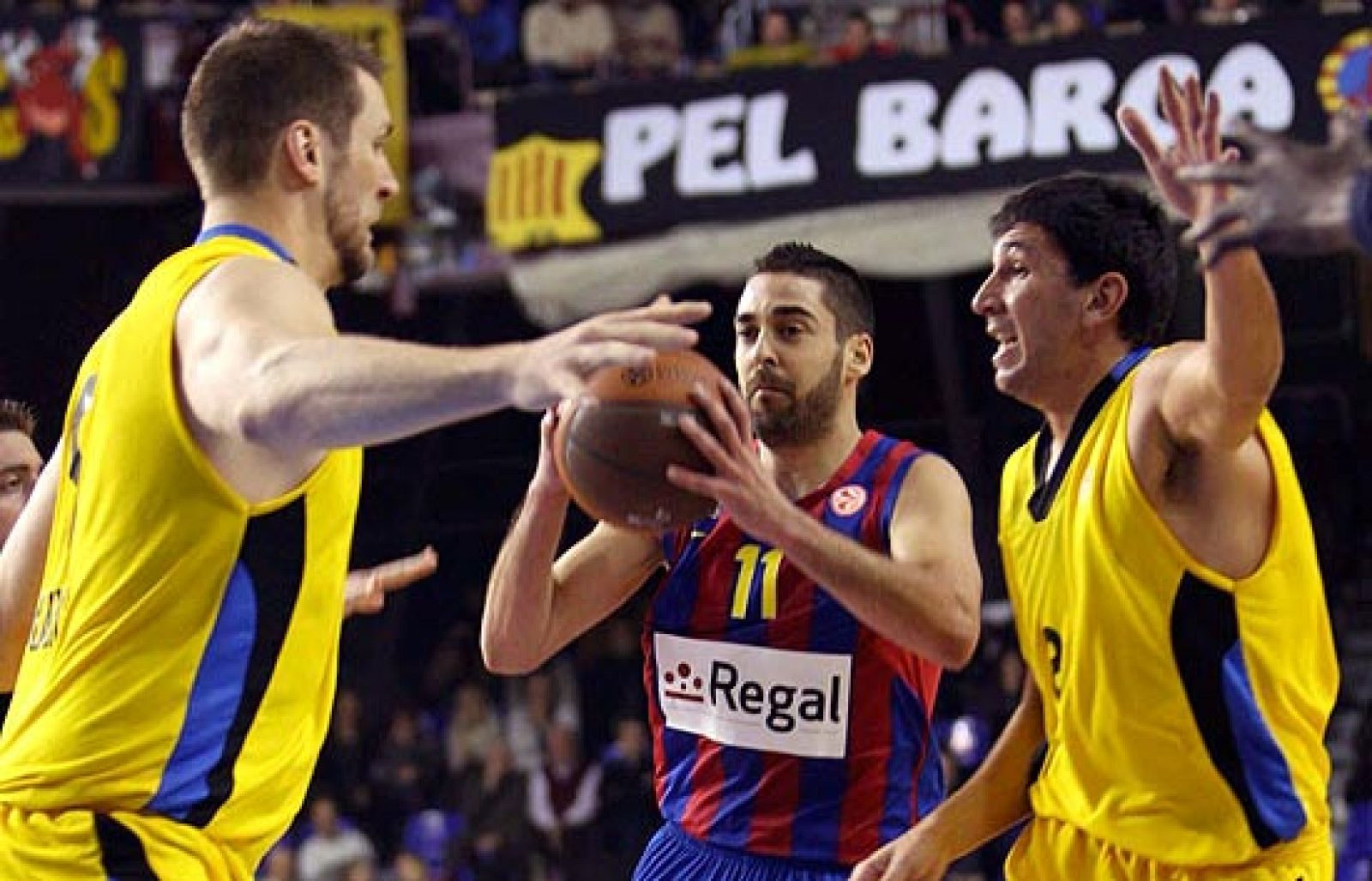 El Barça resuelve sin brillar