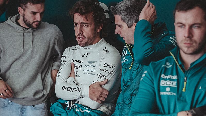 Alonso se sube al Aston Martin por primera vez en España