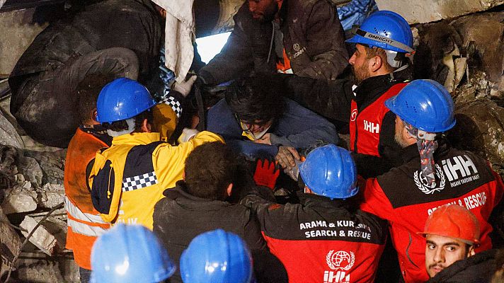 Telediario 1 - La UME llega a Turquía para ayudar en las labores de rescate