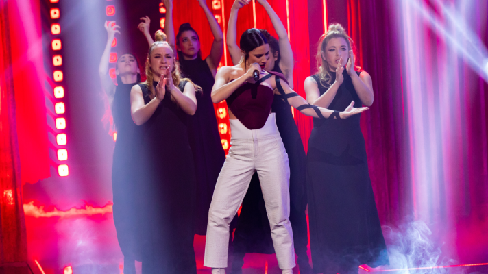 Vamos a llevarnos bien - Blanca Paloma canta 'Eaea' en 'Vamos a llevarnos bien'