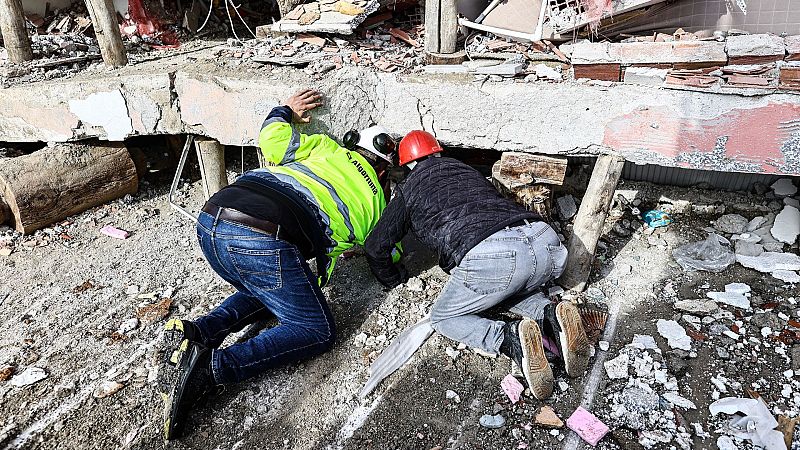 Los equipos, entre ellos bomberos y militares españoles, trabajan contra reloj en busca de vida