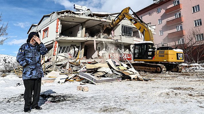 La hora de La 1 - Las bajas temperaturas complican los rescates en Turquía