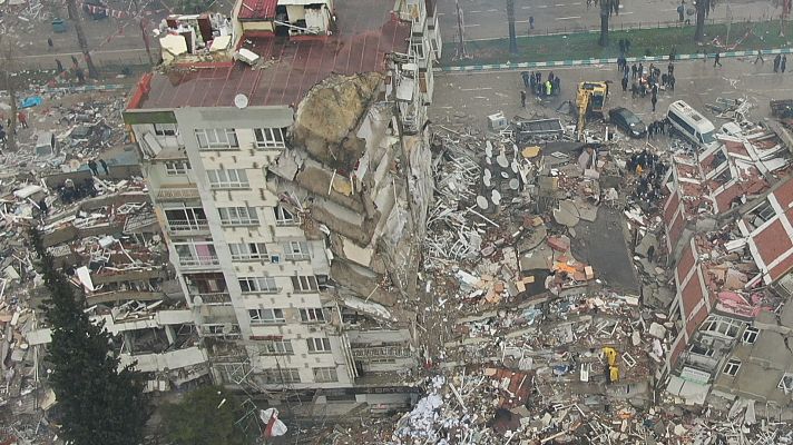 L'informatiu - Comunitat Valenciana - Bomberos y voluntarios valencianos se trasladan a Turquía para asistir a las víctimas