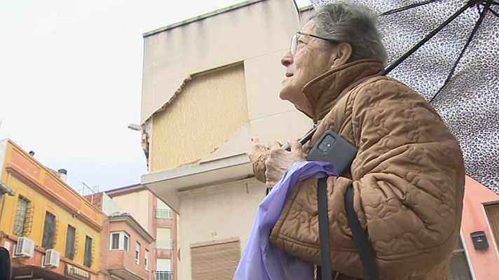 L'informatiu - Comunitat Valenciana - Una grúa rompe una casa en Tavernes de la Valldigna