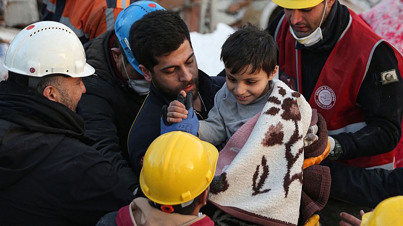 Los terremotos dejan más de 21.000 muertos y rescatar a supervivientes es cada vez más difícil