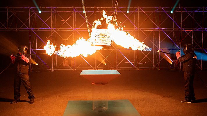 Todos contra 1 - Un bloque de hielo, dos lanzallamas y 3.500 piezas metálicas