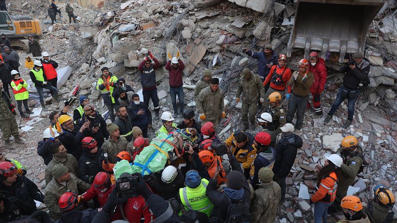 Los rescatistas hallan supervivientes tras cinco días bajo los escombros mientras la cifra de muertos supera los 22.300