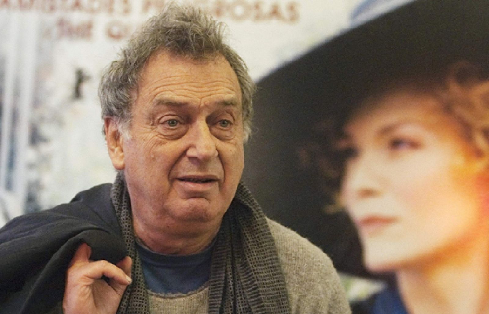 Michelle Pfeiffer en la piel de una cortesana y Morgan Freeman convertido en Nelson Mandela | Ver