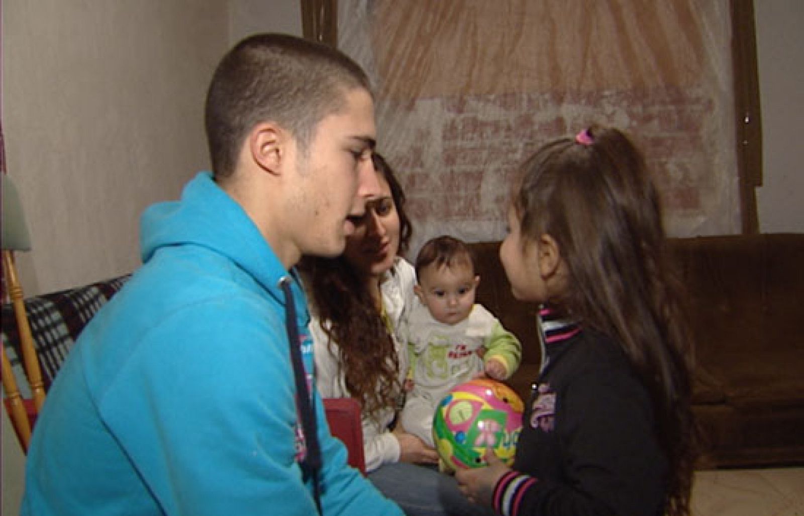 Reporteros del telediario - En los últimos dos años se han duplicado las solicitudes de ayuda en centros de asistencia social - Reporteros del Telediario | Ver