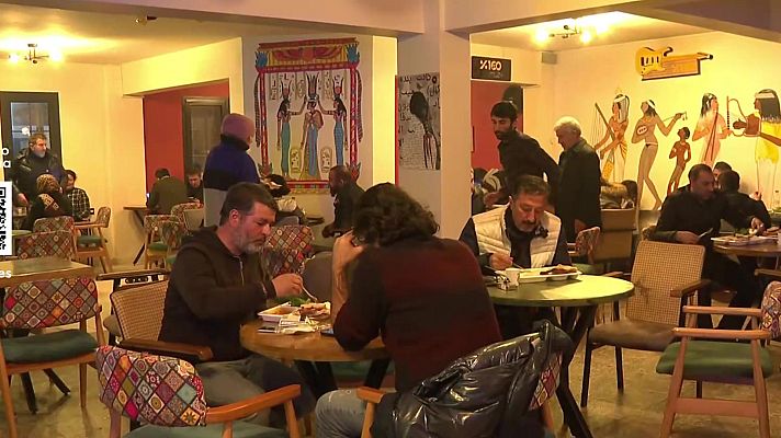 Telediario 2 - Comercios convertidos en refugios para ayudar a las víctimas tras los terremotos