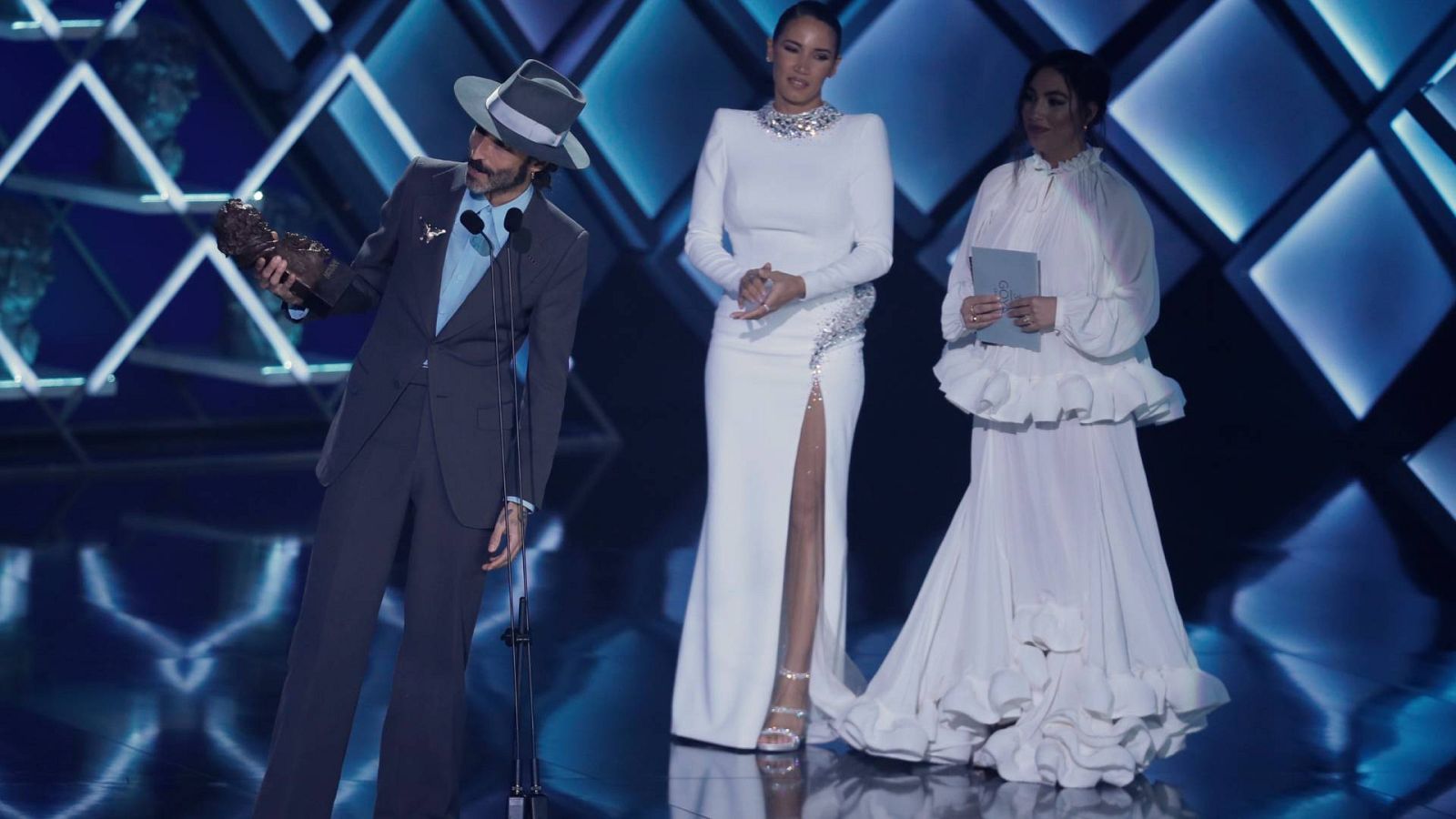 Leiva recoge el Goya a mejor canción original por 'Sintiéndolo mucho', compuesta junto a Joaquín Sabina: "Te quiero mucho, flaco"