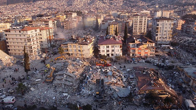 Rescatistas de Estambul salvan a una mujer en Antakya una semana después del terremoto