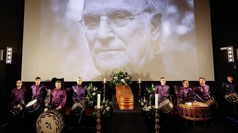 Tambores y bombos de Calanda suenan en el velatorio de Carlos Saura