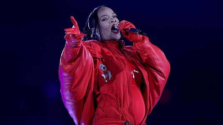 Telediario 1 - Rihanna regresa a los escenarios con un espectacular concierto en la Super Bowl