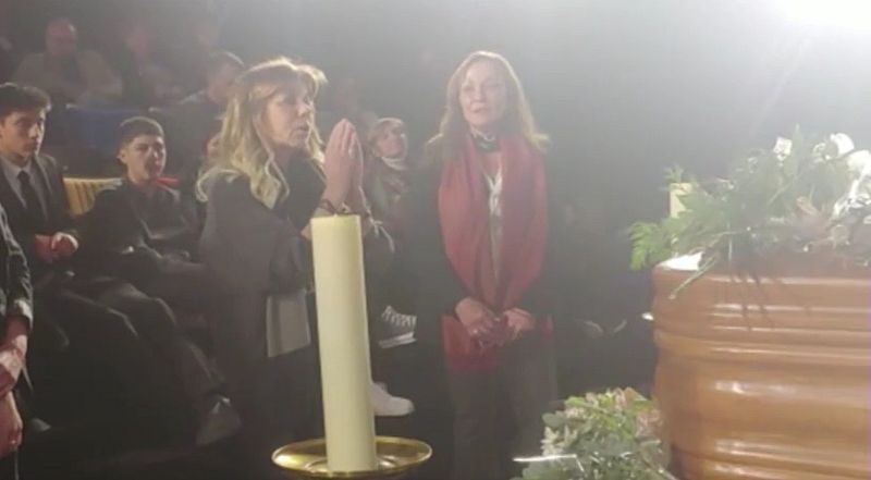 Jeanette canta "Porque te vas" en la capilla ardiente de Saura - La tarde en 24h | Ver