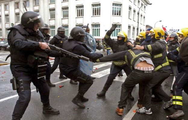  - Bomberos contra policías