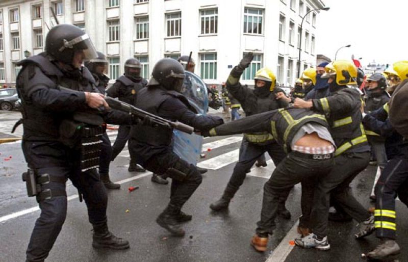 Los bomberos se enfrentan a la Policía en una manifestación en A Coruña | Ver